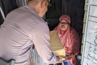 Kabag Ops AKP Pandu Arif Setiawan menyerahkan Bantuan Paket Sembako Bagi Wrag terdampak kenaikan Harga BBM

