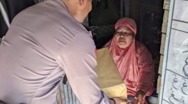Kabag Ops AKP Pandu Arif Setiawan menyerahkan Bantuan Paket Sembako Bagi Wrag terdampak kenaikan Harga BBM