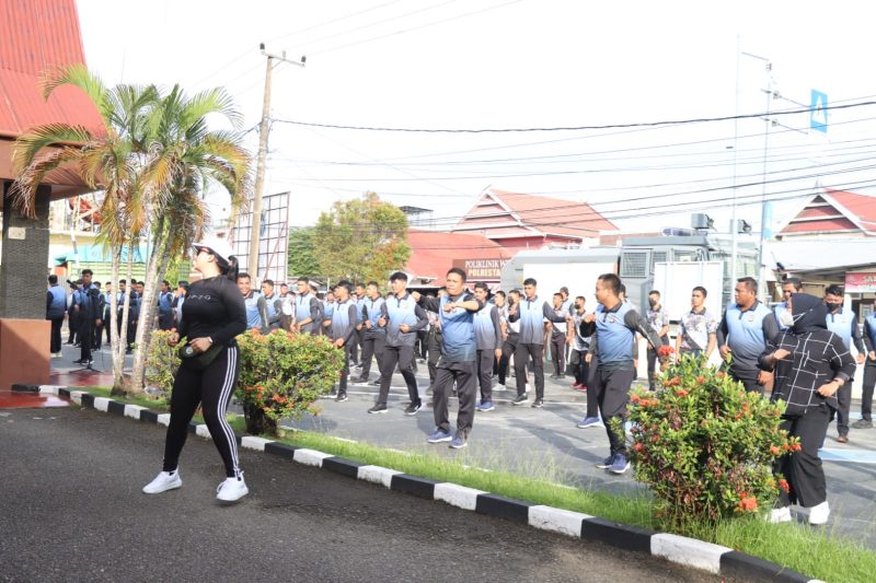Puluhan Personil Polresta Mamuju Mengikuti Senam Zumba Guna Tingkatkan Imunitas