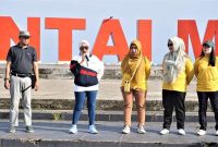 Bupati Mamuju Hj Sitti Sutinah Suhardi (Baju Putih/Hitam) Hadiri Senam Mamuju Keren yang Digelar Stikes Andini Persada Mamuju di Anjungan Pantai Manakarra, Mamuju.
