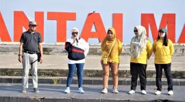 Bupati Mamuju Hj Sitti Sutinah Suhardi (Baju Putih/Hitam) Hadiri Senam Mamuju Keren yang Digelar Stikes Andini Persada Mamuju di Anjungan Pantai Manakarra, Mamuju.
