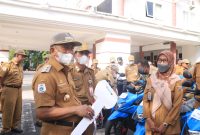 Bupati Polman H Andi Ibrahim Masdar Secara Simbolis Menyerahkan Kendaraan Operasional Penyuluh Keluarga Berencana