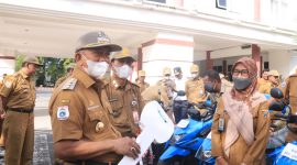 Bupati Polman H Andi Ibrahim Masdar Secara Simbolis Menyerahkan Kendaraan Operasional Penyuluh Keluarga Berencana