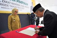 Bupati Mamuju Hj.Sitti Sutinah Suhardi Lantik Pimpinan Baznas periode 2022-2027
