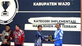 Wakil Bupati Wajo Amran Menerima Penghargaan Implementasi Manajemen ASN Terbaik
