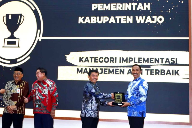 Wakil Bupati Wajo Amran Menerima Penghargaan Implementasi Manajemen ASN Terbaik

