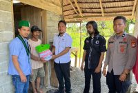 Sat Intelkam Polres Mamuju Tengah Bersama Himpunan Mahasiswa Indonesia Mateng Turun Langsung Bagikan Sembako Untuk Warga Kurang Mampu.
