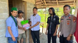Sat Intelkam Polres Mamuju Tengah Bersama Himpunan Mahasiswa Indonesia Mateng Turun Langsung Bagikan Sembako Untuk Warga Kurang Mampu.

