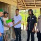 Sat Intelkam Polres Mamuju Tengah Bersama Himpunan Mahasiswa Indonesia Mateng Turun Langsung Bagikan Sembako Untuk Warga Kurang Mampu.
