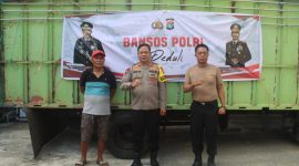 Kapolres Polman AKBP Agung Budi Leksono Saat Menerima Secara Langsung Bantuan Bansos Kapolri di Halaman Mako Polres Polman.