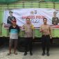 Kapolres Polman AKBP Agung Budi Leksono Saat Menerima Secara Langsung Bantuan Bansos Kapolri di Halaman Mako Polres Polman.