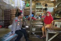 Kapolres Polman AKBP Agung Budi Leksono Salurkan Paket Sembako Polri Kepada Masyarakat Yang Kurang Mampu Pasca Penyesuaian Harga BBM
