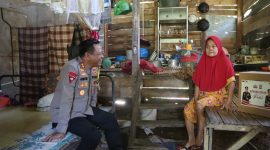 Kapolres Polman AKBP Agung Budi Leksono Salurkan Paket Sembako Polri Kepada Masyarakat Yang Kurang Mampu Pasca Penyesuaian Harga BBM
