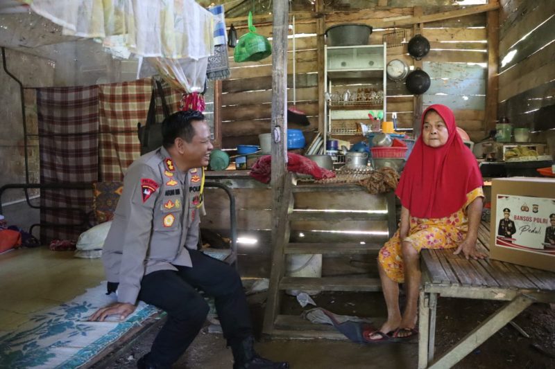 Kapolres Polman AKBP Agung Budi Leksono Salurkan Paket Sembako Polri Kepada Masyarakat Yang Kurang Mampu Pasca Penyesuaian Harga BBM

