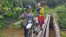 Brigpol Alif Afandi Bhabinkamtibmas Polres Pasangkayu Saat Menuju Desa Ompi Yang Menjadi Desa Binaannya.