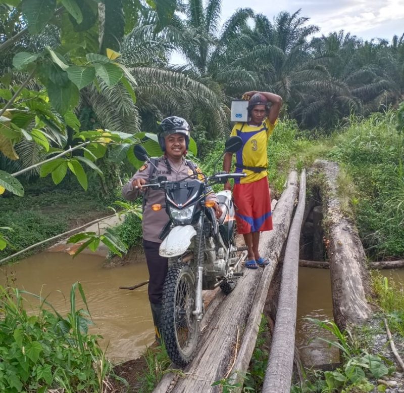 Brigpol Alif Afandi Bhabinkamtibmas Polres Pasangkayu Saat Menuju Desa Ompi Yang Menjadi Desa Binaannya.