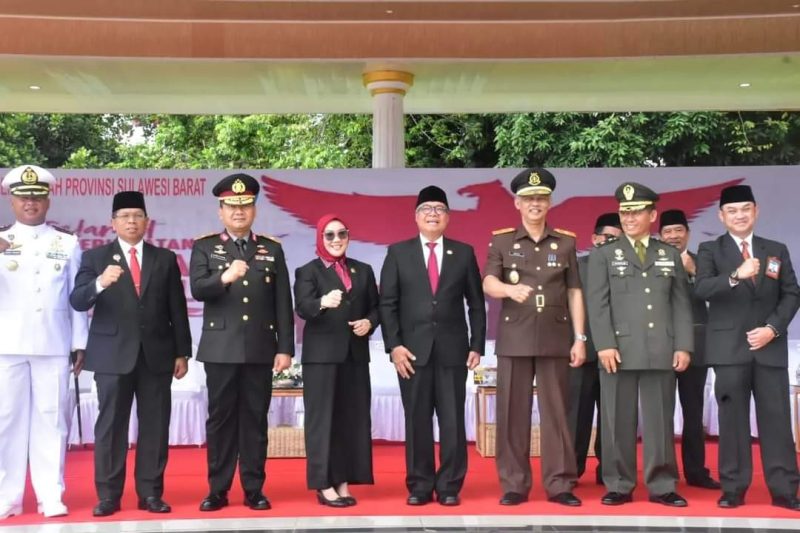 Upacara Peringatan Hari Kesaktian Pancasila tingkat Provinsi Sulawesi Barat di Tribun Upacara Kantor Gubernur Sulbar, Sabtu, 1 Oktober 2022. Sebagai Pembina Upacara adalah Sekretaris Daerah Pemprov Sulbar, Muhammad Idris. Hadir juga Ketua DPRD Sulbar, St. Suraidah Suhardi , Wakapolda Sulbar, Brigjen. Pol. Umar Faroq, perwakilan Forkompida dan undangan lain