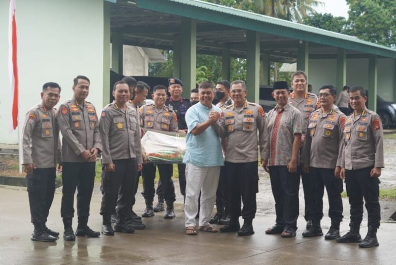 Komandan Korem 142/Tatag Brigjen TNI. Farouk Pakar, S.Pd, M.Han, dan Kepala Staf Korem 142/Tatag Kolonel INF. Hadi Purwo Subroto, S.A.B, M,M, Menyambut Kedatangan Pejabat Utama Polda Sulbar Dalam Rangka HUT TNI Ke 77 di Makorem 142 Tatag.(Istimewa)
