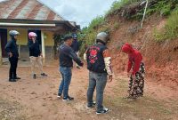 Pelaku Pencurian (Baju Merah) Saat Diamankan