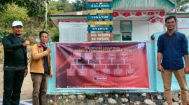 Pemasangan Baliho seleksi PPS Pemilu Serentak 2024 Desa Batuampa. Foto: Istimewa