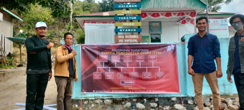 Pemasangan Baliho seleksi PPS Pemilu Serentak 2024 Desa Batuampa. Foto: Istimewa