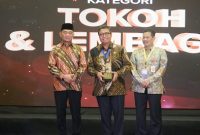 Sekprov Sulbar Muhammad Idris menerima Anugerah Revolusi Mental dari Menko Bidang Pembangunan Manusia dan Kebudayaan RI Muhajir Effendi. 