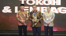 Sekprov Sulbar Muhammad Idris menerima Anugerah Revolusi Mental dari Menko Bidang Pembangunan Manusia dan Kebudayaan RI Muhajir Effendi. 