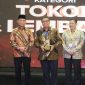 Sekprov Sulbar Muhammad Idris menerima Anugerah Revolusi Mental dari Menko Bidang Pembangunan Manusia dan Kebudayaan RI Muhajir Effendi. 