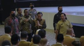 Presiden Jokowi didampingi sejumlah menteri tiba di lokasi acara Pembukaan Rakornas Kepala Daerah dan Forkopimda se-Indonesia 2023, di SICC, Sentul, Jawa Barat, Selasa (17/01/2023). (Foto: Humas Setkab/Oji)