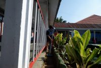 Warga Binaan sedang melakukan pembersihan area taman