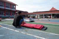 Warga Binaan sedang membersihkan kasur dan matras