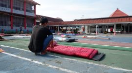 Warga Binaan sedang membersihkan kasur dan matras