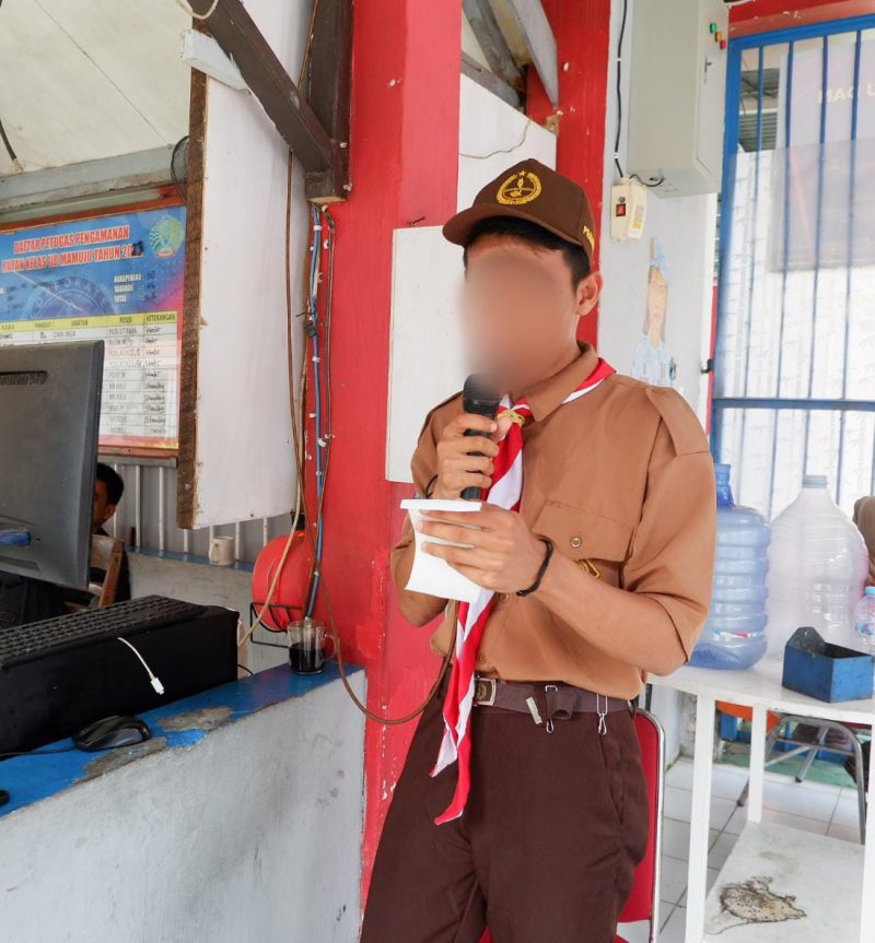Warga Binaan Pramuka sedang membantu pada kegiatan besukan
