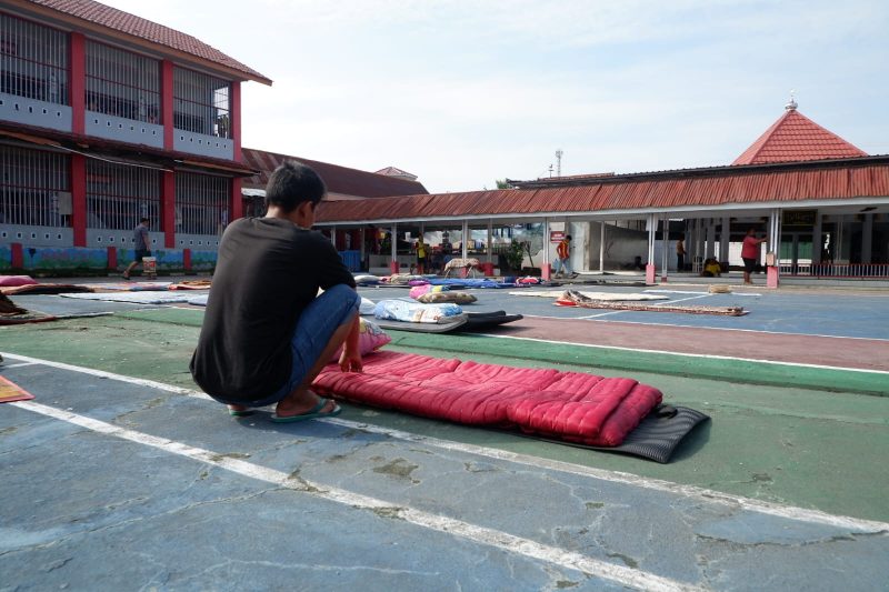 Warga Binaan sedang membersihkan kasur dan matras