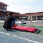 Warga Binaan sedang membersihkan kasur dan matras