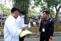 Petugas Rutan Mamuju melakukan pemeriksaan dokumen peserta Tes CPNS