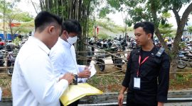 Petugas Rutan Mamuju melakukan pemeriksaan dokumen peserta Tes CPNS