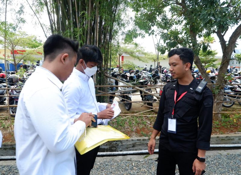 Petugas Rutan Mamuju melakukan pemeriksaan dokumen peserta Tes CPNS