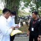 Petugas Rutan Mamuju melakukan pemeriksaan dokumen peserta Tes CPNS