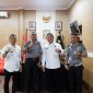 Foto Bersama (Kiri ke Kanan : Kabid Berantas, Karutan Mamuju, Kepala BNNP Sulbar, Kepala Kesatuan Pengamanan Rutan)