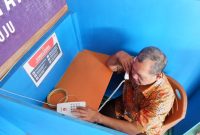 Kepala Divisi Pemasyarakatan Kemenkumham Sulbar mencoba layanan Wartelsuspas