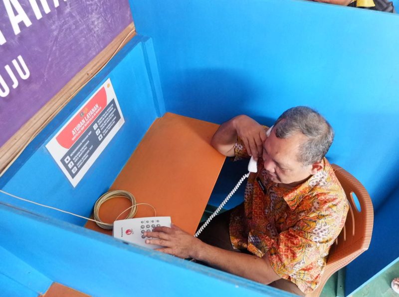 Kepala Divisi Pemasyarakatan Kemenkumham Sulbar mencoba layanan Wartelsuspas