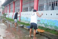 Warga Binaan sedang melaksanakan pembersihan