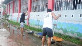 Warga Binaan sedang melaksanakan pembersihan