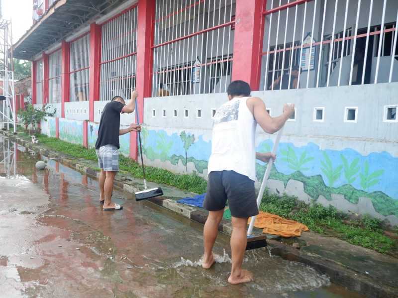 Warga Binaan sedang melaksanakan pembersihan