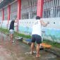 Warga Binaan sedang melaksanakan pembersihan