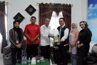 Kepala Rutan Kelas IIB Mamuju menerima bantuan Al- Qur'an dari BSI Cabang Mamuju