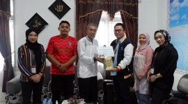 Kepala Rutan Kelas IIB Mamuju menerima bantuan Al- Qur'an dari BSI Cabang Mamuju