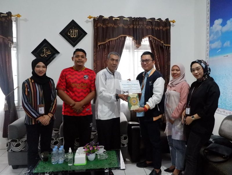 Kepala Rutan Kelas IIB Mamuju menerima bantuan Al- Qur'an dari BSI Cabang Mamuju