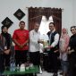Kepala Rutan Kelas IIB Mamuju menerima bantuan Al- Qur'an dari BSI Cabang Mamuju